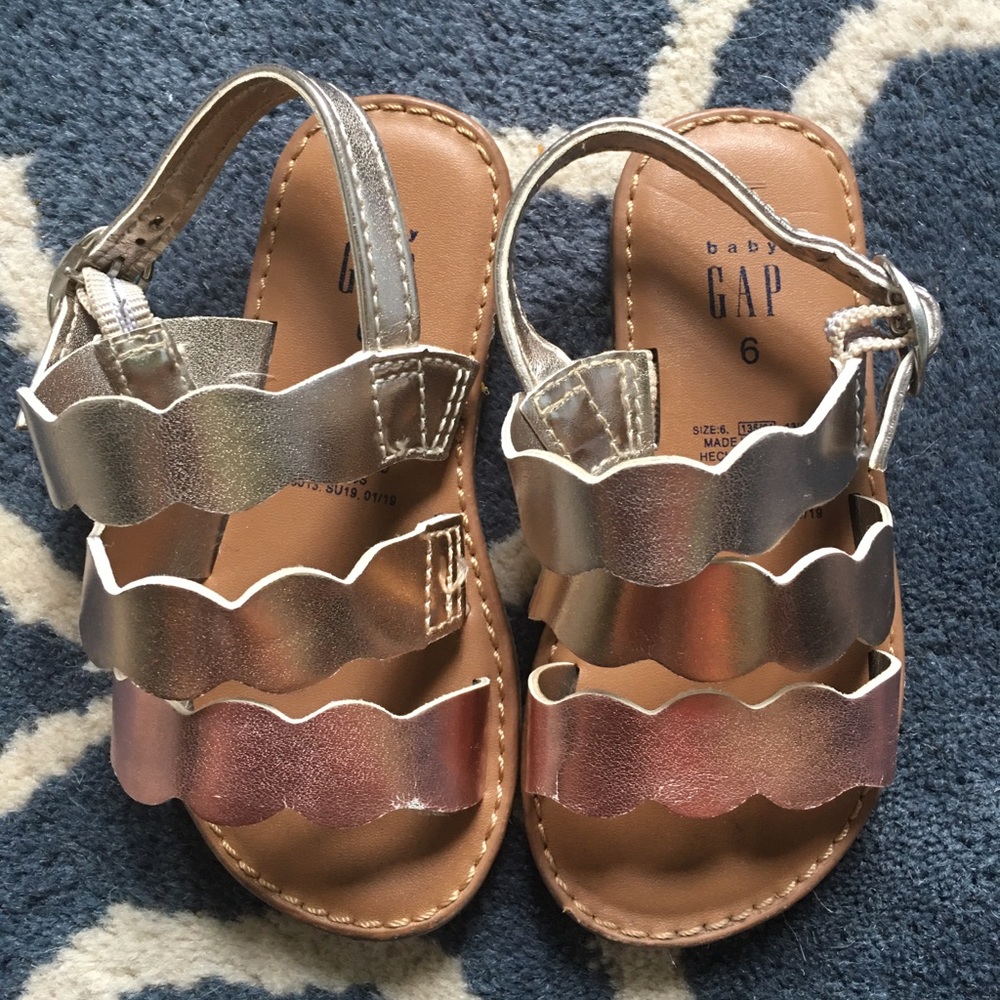 👑Toddler size6 Metallic baby GAP sandals👑